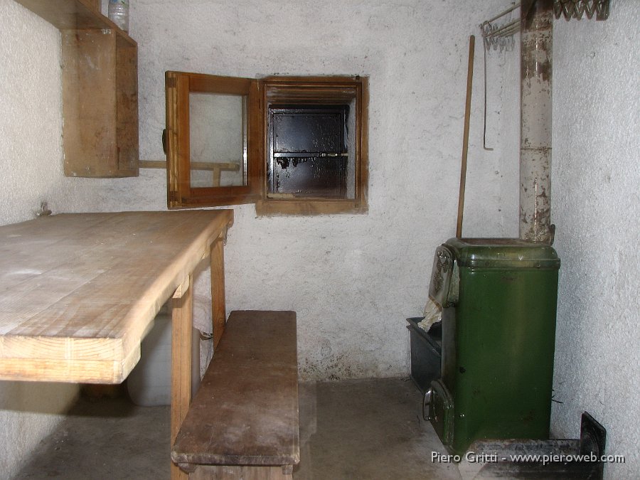 cancervo 119.jpg - L'interno del locale bivacco, annesso alla baita